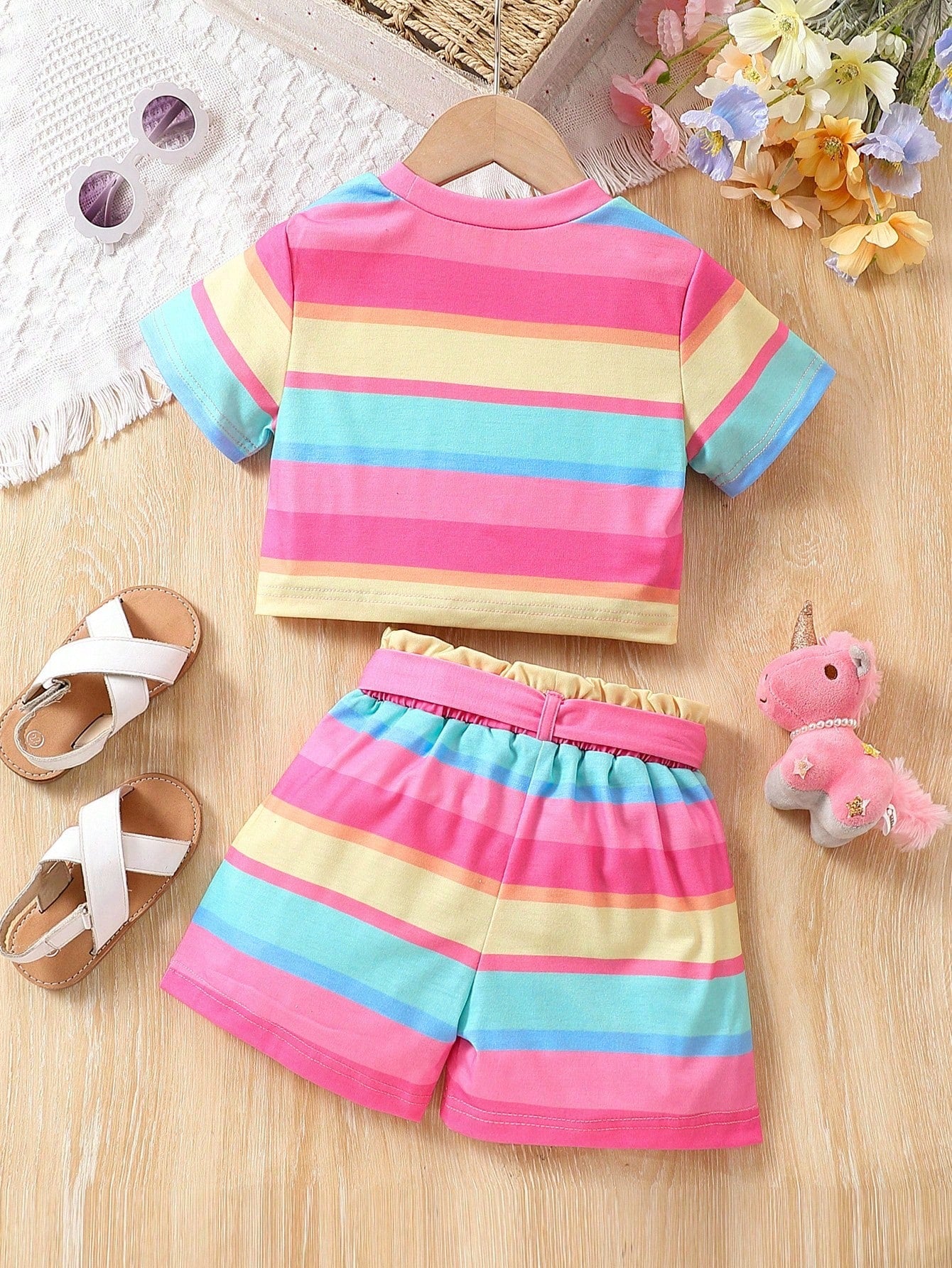 SHEIN Conjunto De Camiseta De Manga Curta Com Estampa De Unicórnio E Shorts Listrados Arco-íris Para Jovem Menina