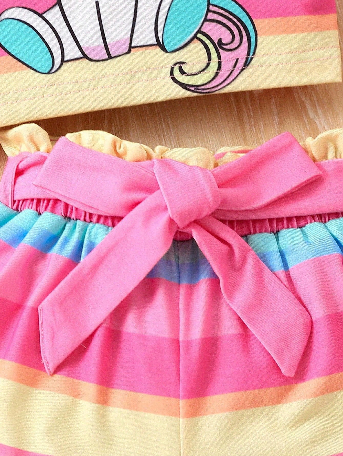 SHEIN Conjunto De Camiseta De Manga Curta Com Estampa De Unicórnio E Shorts Listrados Arco-íris Para Jovem Menina