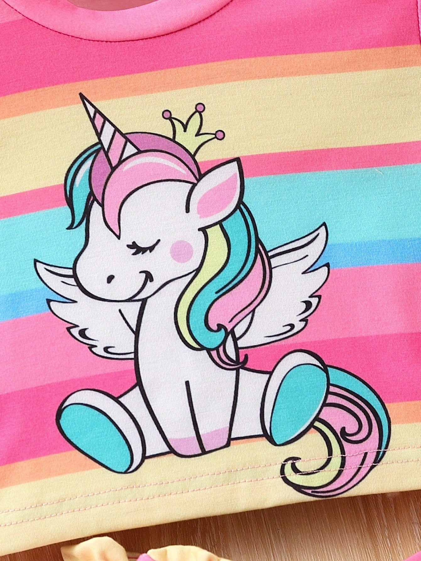 SHEIN Conjunto De Camiseta De Manga Curta Com Estampa De Unicórnio E Shorts Listrados Arco-íris Para Jovem Menina